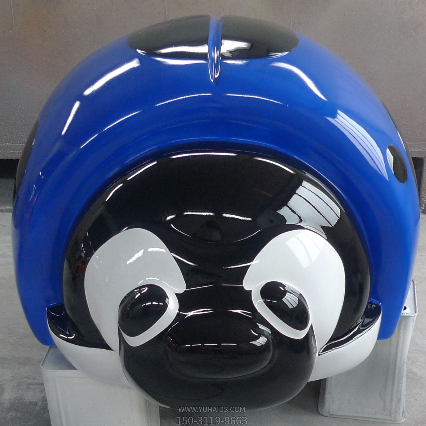 公園里擺放的深藍色色的玻璃鋼卡通瓢蟲雕塑