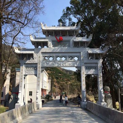 村口石牌坊，三間四柱石雕牌樓