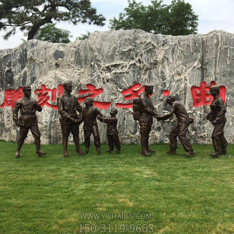 玻璃鋼仿銅人物，八路軍和鄉親握手的景觀擺件雕塑