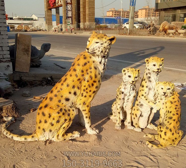 公園中坐立中的黃色金錢豹，仿真動(dòng)物，彩繪雕塑