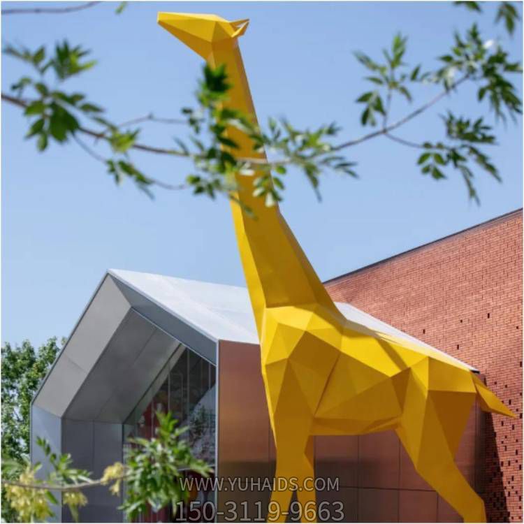 商業廣場擺放噴漆玻璃鋼幾何切面長頸鹿雕塑