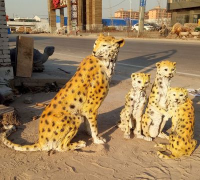 公園中坐立中的黃色金錢豹,仿真動物,彩繪雕塑
