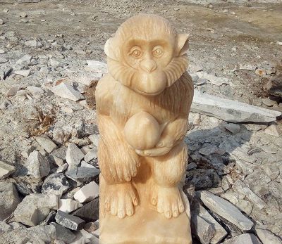 公園街道擺放的手拿桃子 的 蠟黃石石雕創意猴子雕塑