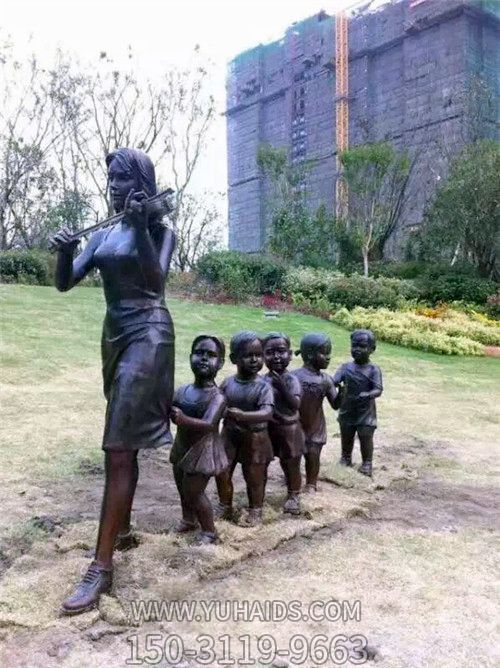 小區戶外玻璃鋼純銅老師拉小提琴玻璃鋼仿銅雕塑