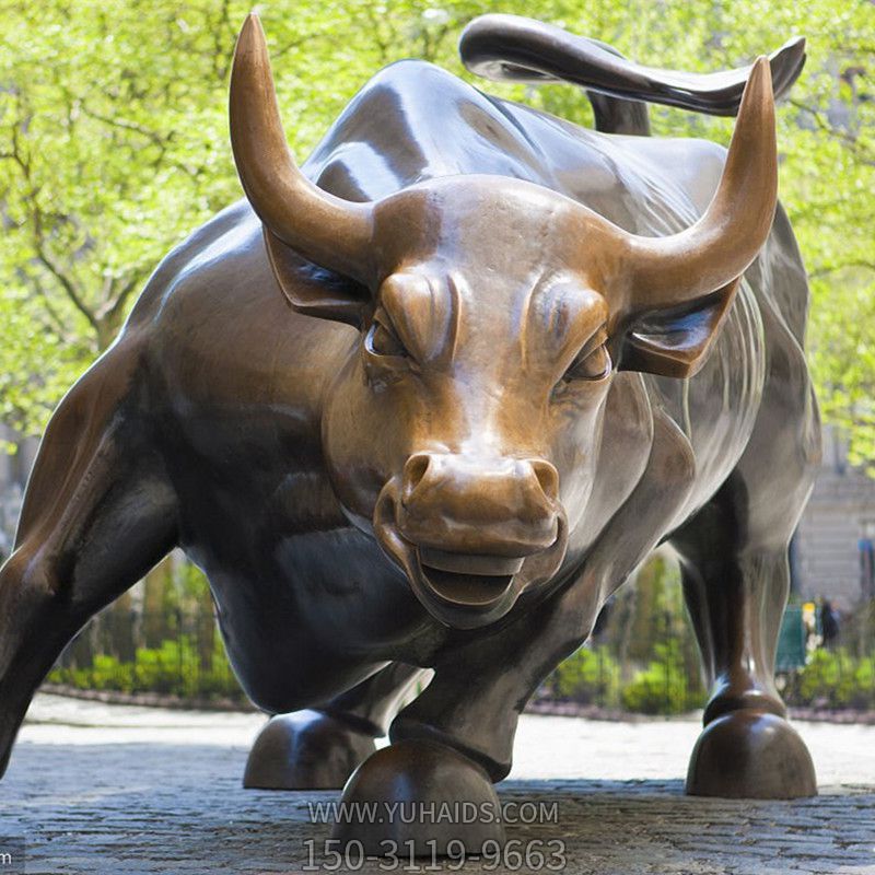 公園里擺放的斜著身子的玻璃鋼創意華爾街牛雕塑