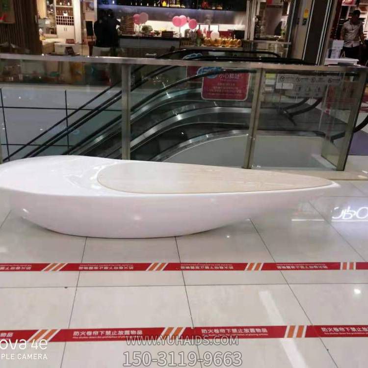 商場室內擺放大型玻璃鋼異形休閑座椅雕塑