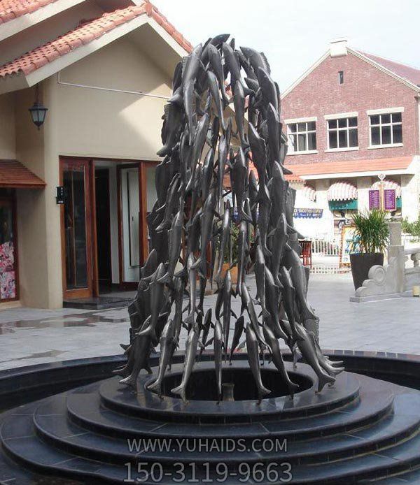 廣場(chǎng)擺放的多魚(yú)不銹鋼鏤空噴水雕塑