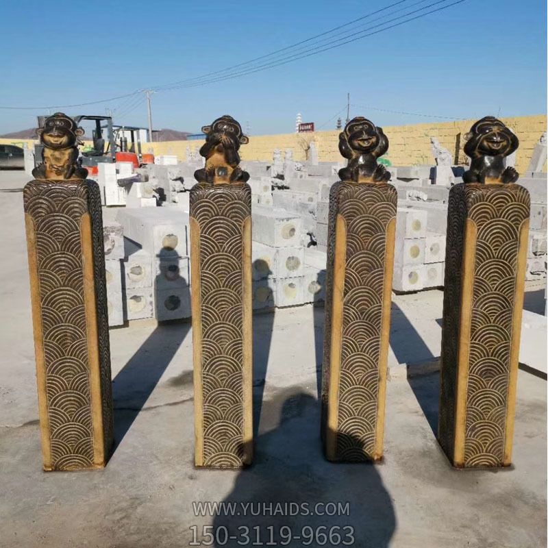 景區門前擺放卡通猴子浮雕黃黑拴馬柱雕塑