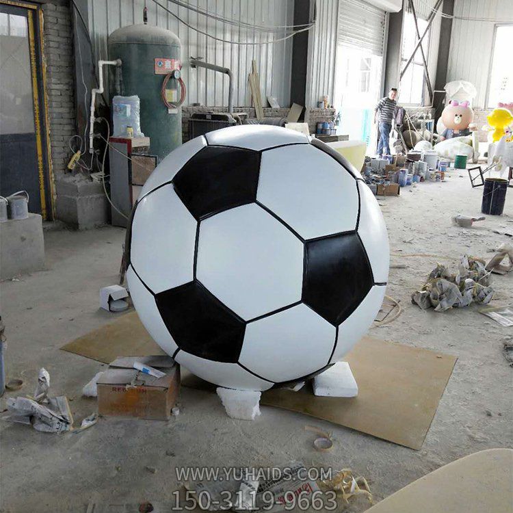學校廣場擺放玻璃鋼彩繪卡通足球雕塑