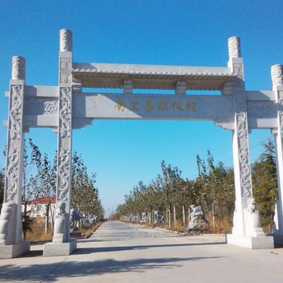 墓園入口擺放漢白玉雕刻新中式三門(mén)石牌坊