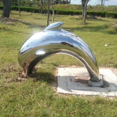 鏡面不銹鋼海豚，園林草坪躍出地面，鉆入地底的海豚