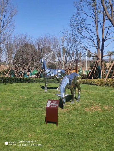 不銹鋼塊面鹿，抬頭鹿，低頭吃草的梅花鹿