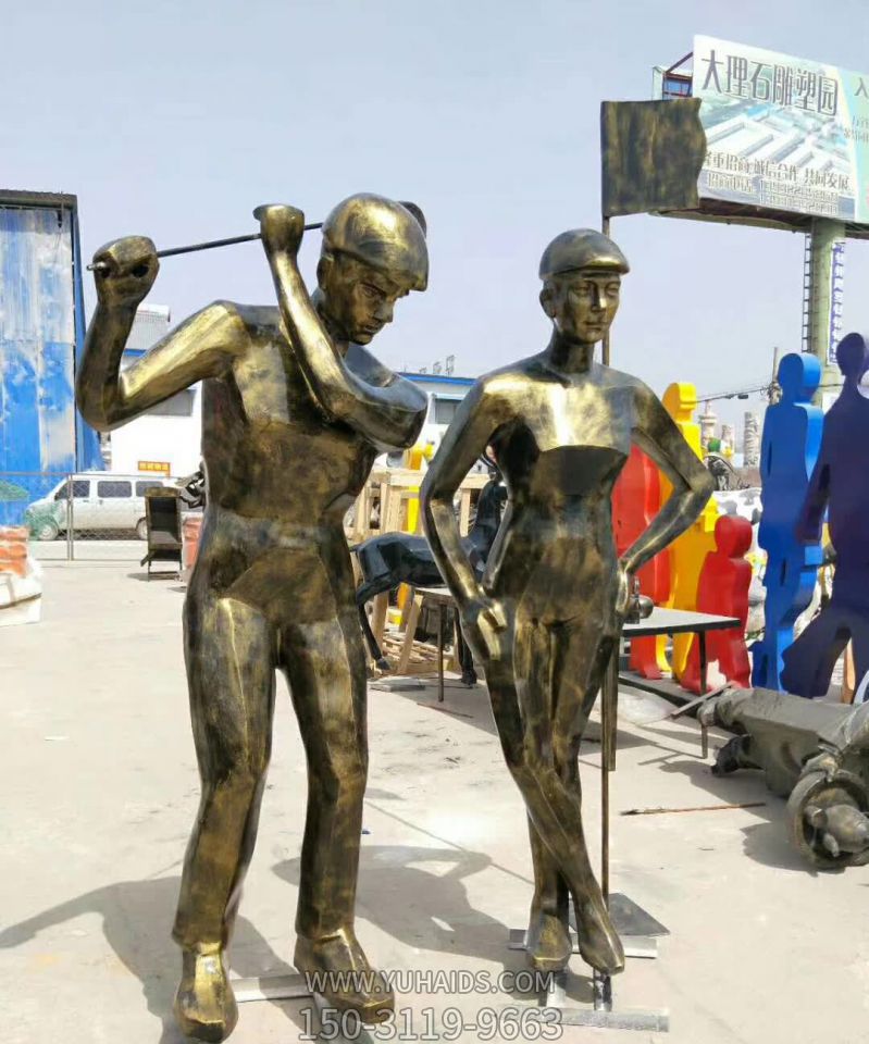 大學操場擺放打高爾夫人物玻璃鋼仿銅雕塑