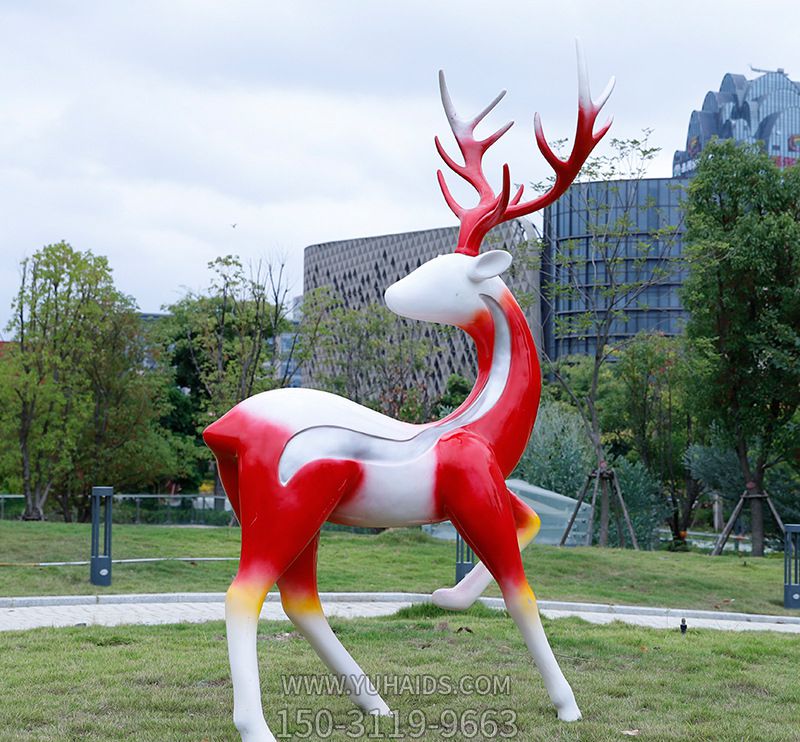 戶(hù)外景區(qū)一只回頭望的玻璃鋼彩繪紅色梅花鹿雕塑