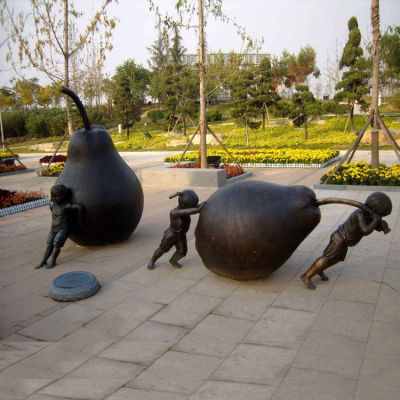 戶(hù)外園林鑄銅民俗人物小孩推鴨梨景觀(guān)小品
