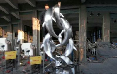 海邊一群游玩的不銹鋼海豚雕塑