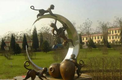 街道擺放的貪玩的玻璃鋼創(chuàng)意猴子雕塑