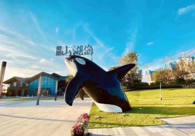 公園擺放的半身玻璃鋼彩繪鯨魚(yú)雕塑