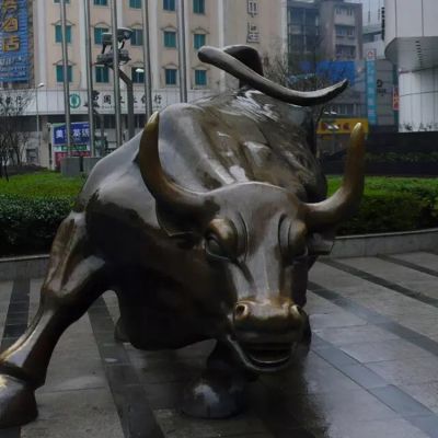 廣場上擺放的大眼睛的玻璃鋼創意華爾街牛