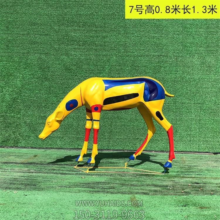 彩繪鹿，低頭玻璃鋼鹿雕塑