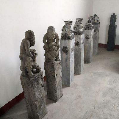 景區(qū)宮殿門(mén)前擺放青石人物拴馬柱雕塑