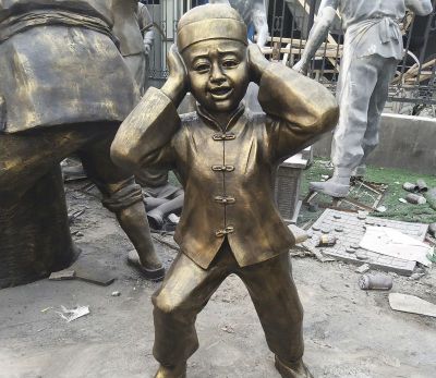 景區銅雕捂著耳朵的兒童雕塑