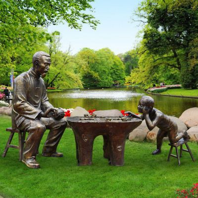 爺孫倆下象棋，仿銅情景人物雕塑