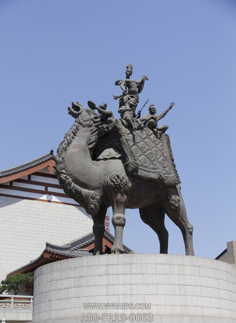 廣場上擺放的仰天長嘯的玻璃鋼創意駱駝雕塑