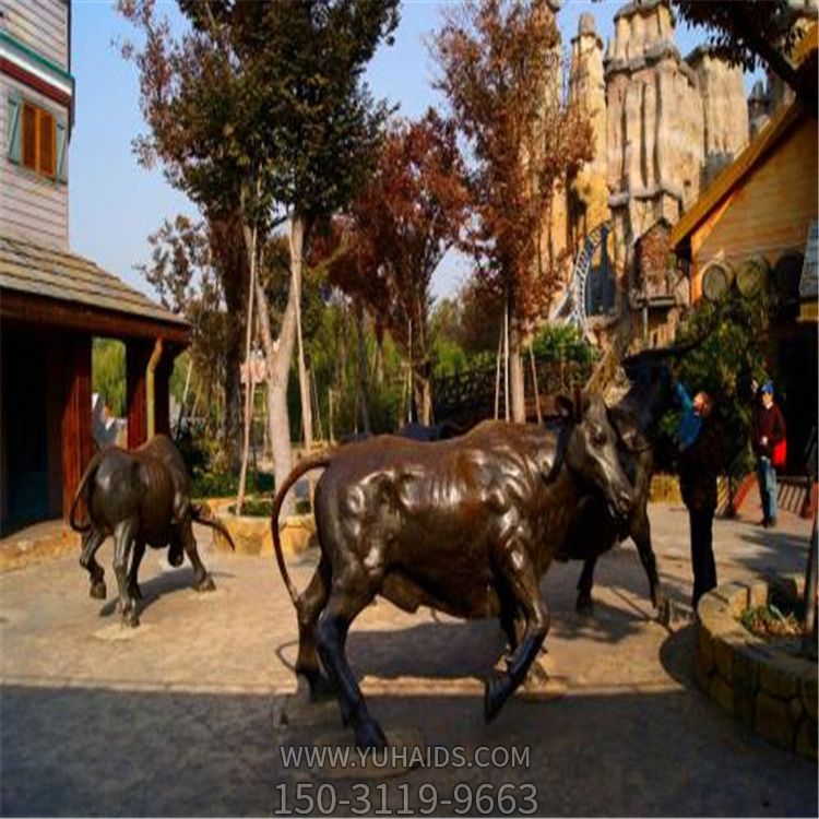 園林里擺放的形態各異的玻璃鋼創意華爾街牛 園林里擺放的形態各異的玻璃鋼創意華爾街牛