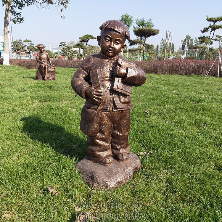 背著書(shū)本手拿書(shū)本的小孩子