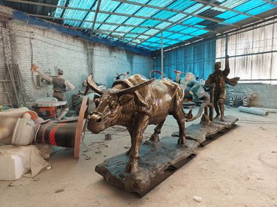 農夫和牛——玻璃鋼仿銅耕地牛雕塑